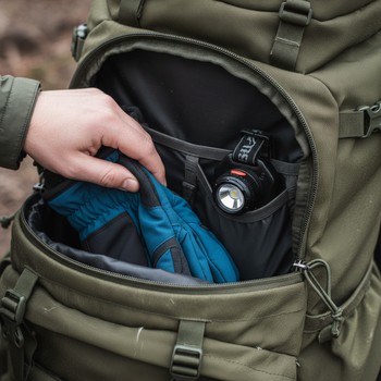 Собранный рюкзак и ботинки рядом