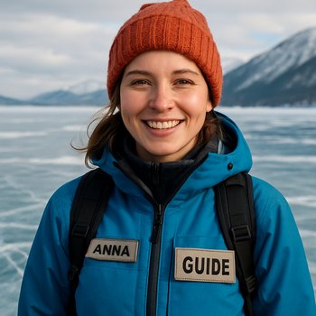 Гид Анна улыбается на фоне домиков FrozenLake Tours на льду