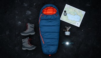 Разложенный на снегу базовый набор снаряжения тура