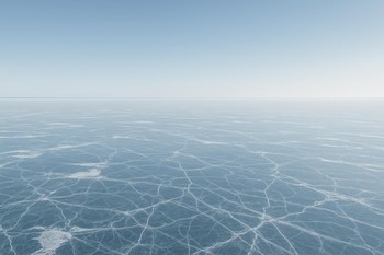 Широкое замёрзшее озеро и крошечный лагерь на горизонте